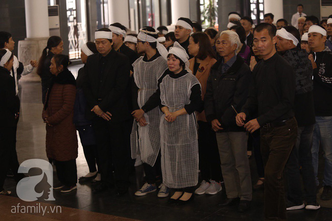 Ngày đầu tiên vợ con NSND Anh Tú lộ diện trước công chúng lại chính là ngày đưa tang anh