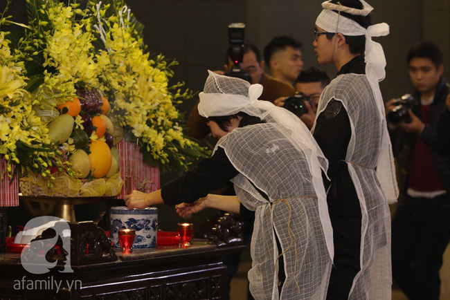 Ngày đầu tiên vợ con NSND Anh Tú lộ diện trước công chúng lại chính là ngày đưa tang anh