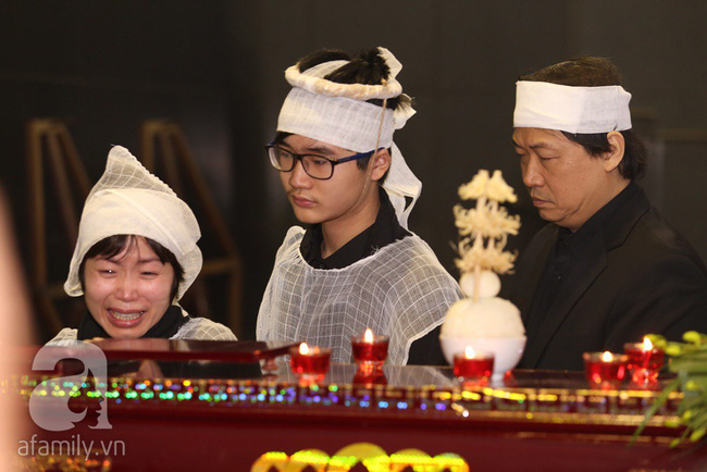 Ngày đầu tiên vợ con NSND Anh Tú lộ diện trước công chúng lại chính là ngày đưa tang anh