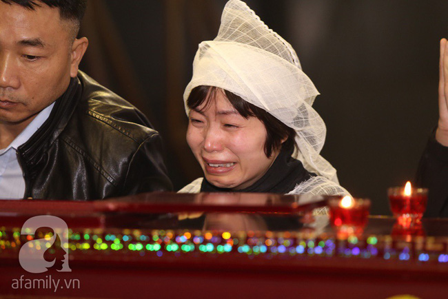 Ngày đầu tiên vợ con NSND Anh Tú lộ diện trước công chúng lại chính là ngày đưa tang anh