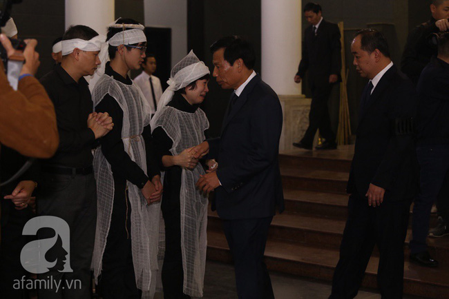 Ngày đầu tiên vợ con NSND Anh Tú lộ diện trước công chúng lại chính là ngày đưa tang anh