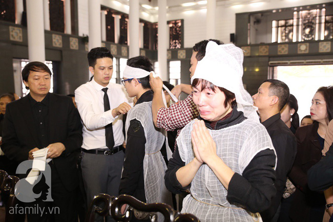 Ngày đầu tiên vợ con NSND Anh Tú lộ diện trước công chúng lại chính là ngày đưa tang anh