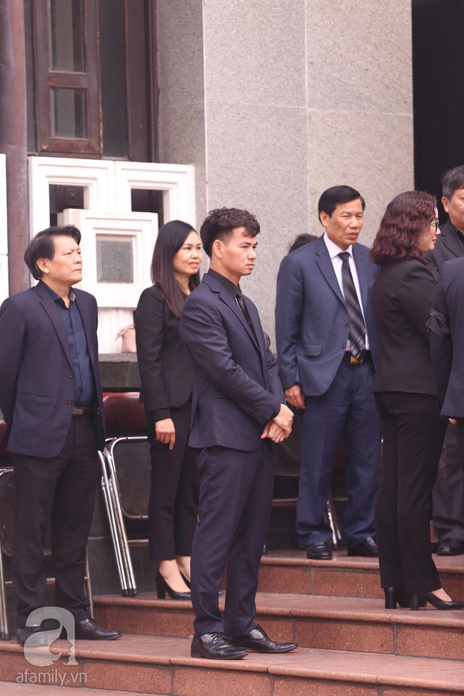 Xuân Bắc trầm lặng, nhìn di ảnh cố NSND Anh Tú rất lâu trong lễ viếng