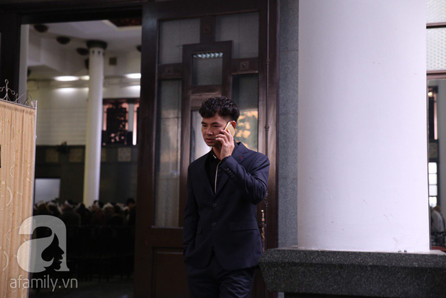 Xuân Bắc trầm lặng, nhìn di ảnh cố NSND Anh Tú rất lâu trong lễ viếng