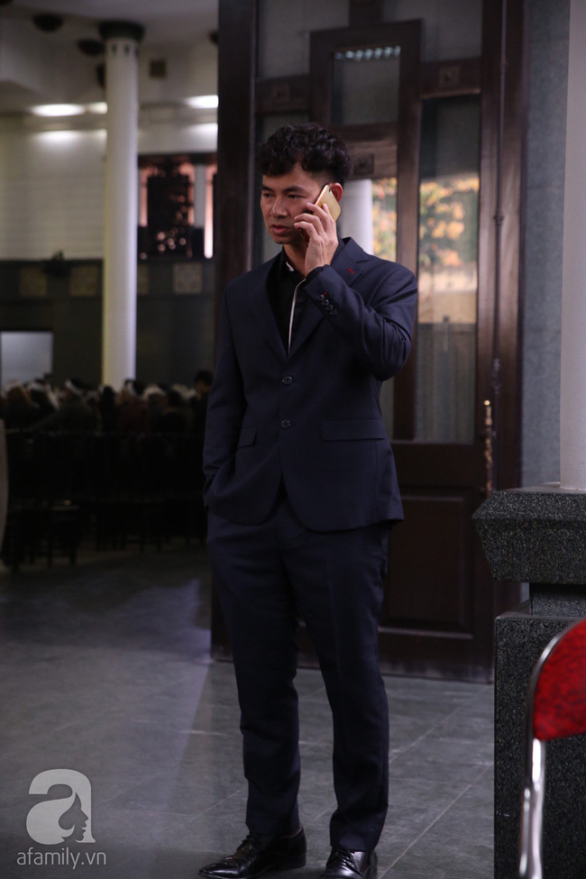 Xuân Bắc trầm lặng, nhìn di ảnh cố NSND Anh Tú rất lâu trong lễ viếng