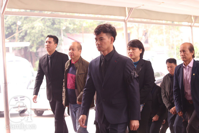 Xuân Bắc trầm lặng, nhìn di ảnh cố NSND Anh Tú rất lâu trong lễ viếng