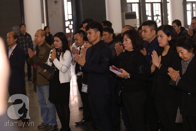 Xuân Bắc trầm lặng, nhìn di ảnh cố NSND Anh Tú rất lâu trong lễ viếng