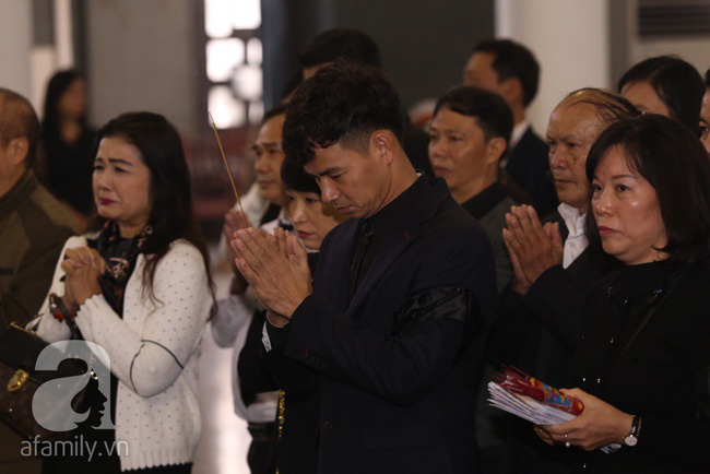 Xuân Bắc trầm lặng, nhìn di ảnh cố NSND Anh Tú rất lâu trong lễ viếng