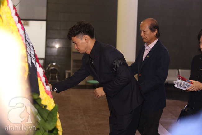 Xuân Bắc trầm lặng, nhìn di ảnh cố NSND Anh Tú rất lâu trong lễ viếng