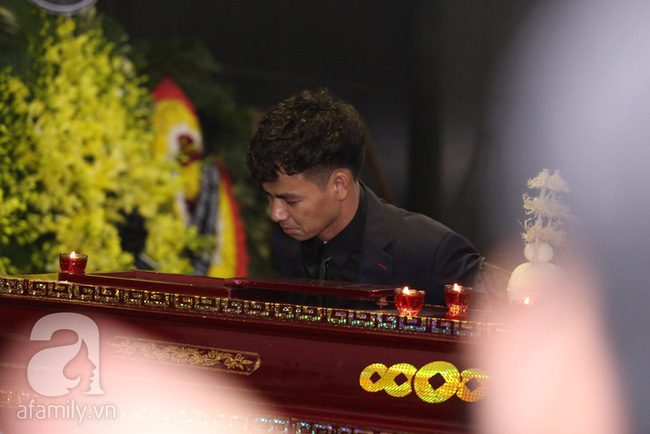 Xuân Bắc trầm lặng, nhìn di ảnh cố NSND Anh Tú rất lâu trong lễ viếng