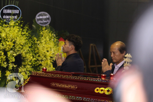 Xuân Bắc trầm lặng, nhìn di ảnh cố NSND Anh Tú rất lâu trong lễ viếng