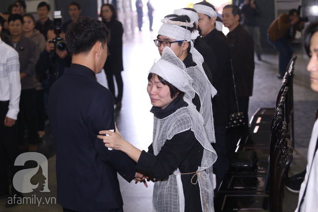 Xuân Bắc trầm lặng, nhìn di ảnh cố NSND Anh Tú rất lâu trong lễ viếng