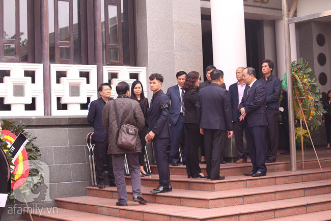 Xuân Bắc trầm lặng, nhìn di ảnh cố NSND Anh Tú rất lâu trong lễ viếng