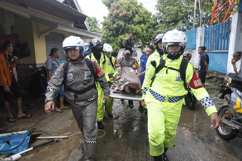 Indonesia một ngày chìm trong đau thương và nước mắt: Người dân đau đáu đi tìm người thân thích