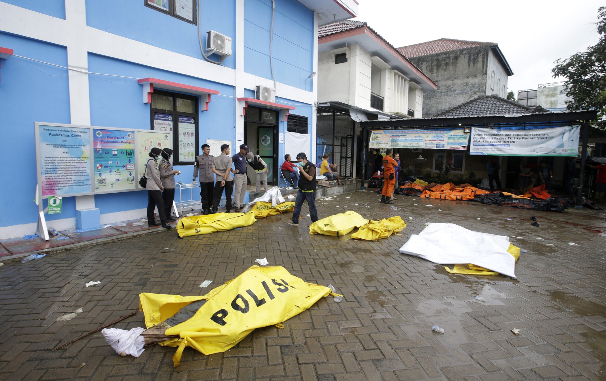 Indonesia một ngày chìm trong đau thương và nước mắt: Người dân đau đáu đi tìm người thân thích