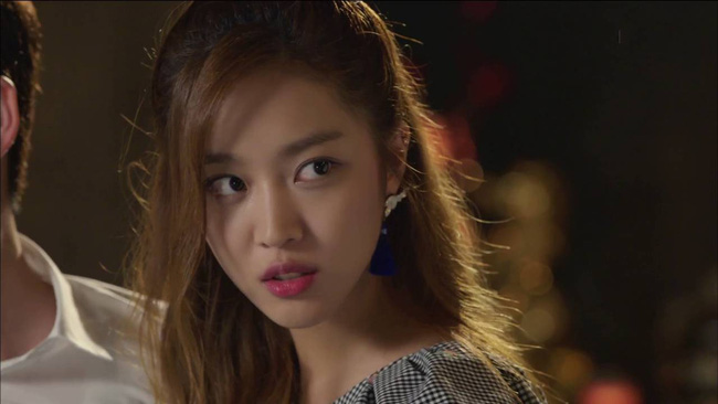 Chồng cứ thấy gái xinh là sáng mắt, vợ ăn diện lộng lẫy rồi hành động đáp trả thế này khiến anh câm nín