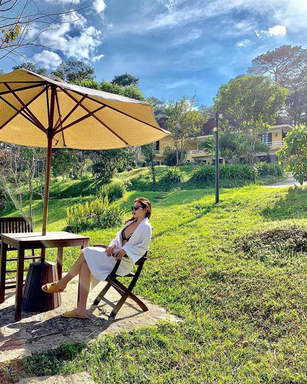 Khoe body nuột nà với áo tắm, Kỳ Duyên lộ ngực trồi sụt bất thường