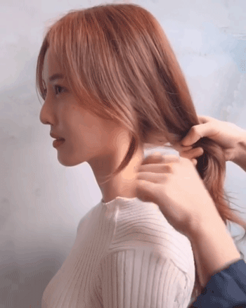 Tóc đuôi ngựa + mái xoăn nhẹ: Công thức kiêu kỳ hết nấc cho hội tóc dài làm điệu mùa tiệc tùng cuối năm