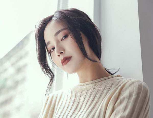 Tóc đuôi ngựa + mái xoăn nhẹ: Công thức kiêu kỳ hết nấc cho hội tóc dài làm điệu mùa tiệc tùng cuối năm