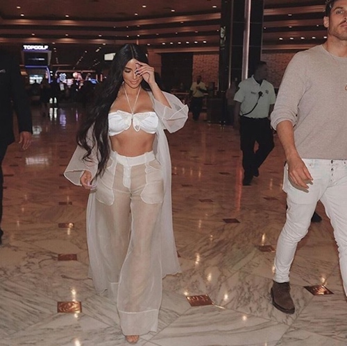 Thương hiệu gây sốc với quần nhìn thấu tất cả, mặc như không