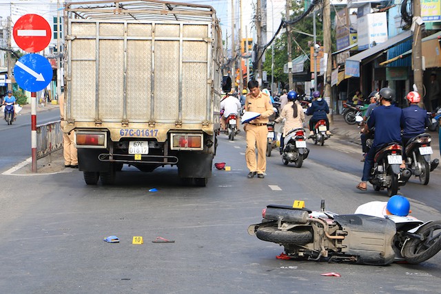 Xe tải va chạm với xe máy trên quốc lộ, bé trai 13 tuổi chết thảm
