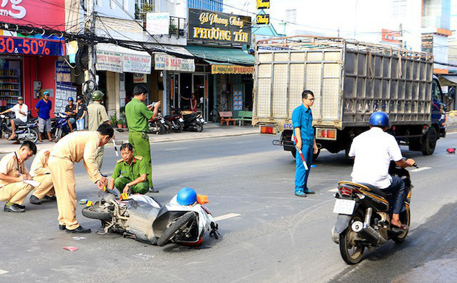 Xe tải va chạm với xe máy trên quốc lộ, bé trai 13 tuổi chết thảm