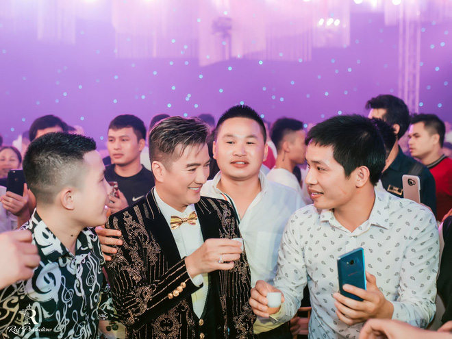 Hàng trăm quan khách vây kín xem ca sĩ Đàm Vĩnh Hưng hát ở tiệc cưới 5 tỷ của đại gia Hưng Yên