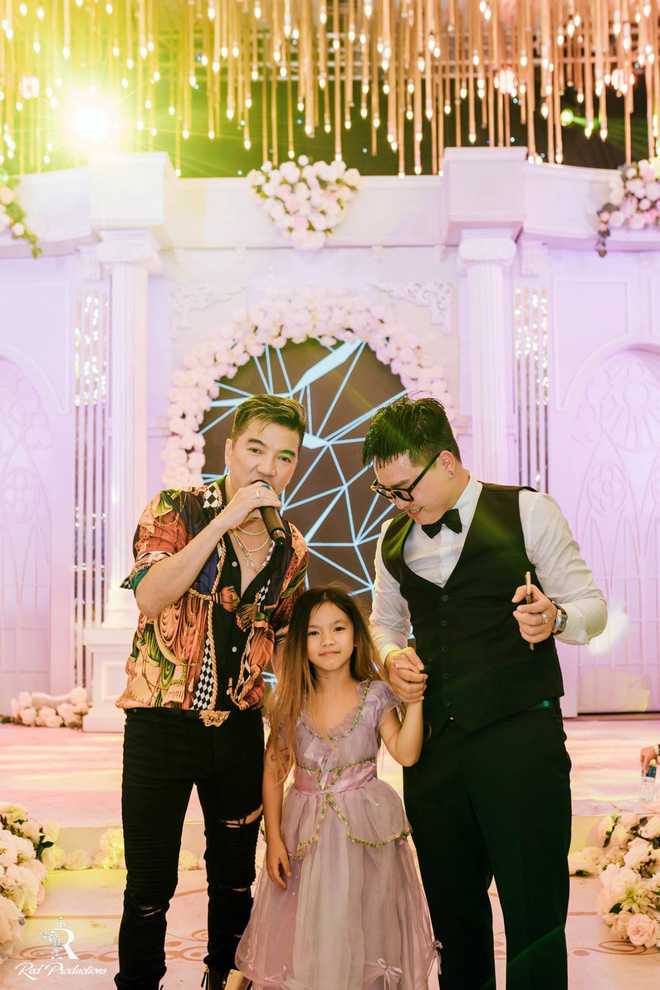 Hàng trăm quan khách vây kín xem ca sĩ Đàm Vĩnh Hưng hát ở tiệc cưới 5 tỷ của đại gia Hưng Yên