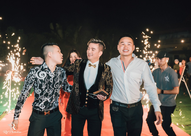 Hàng trăm quan khách vây kín xem ca sĩ Đàm Vĩnh Hưng hát ở tiệc cưới 5 tỷ của đại gia Hưng Yên