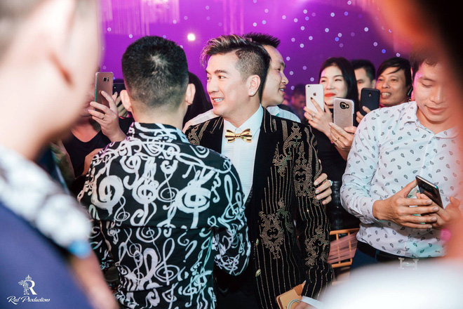 Hàng trăm quan khách vây kín xem ca sĩ Đàm Vĩnh Hưng hát ở tiệc cưới 5 tỷ của đại gia Hưng Yên