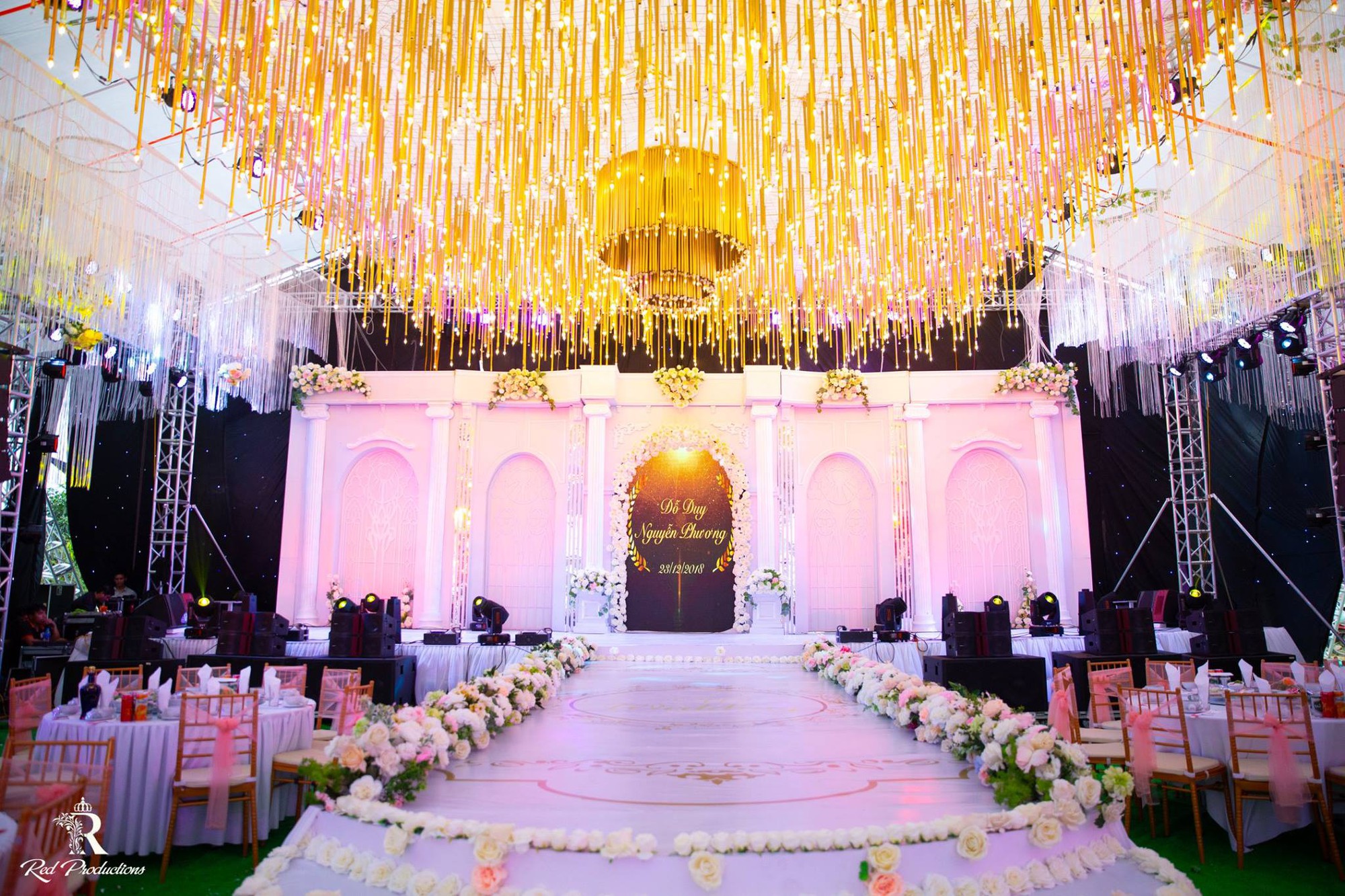 Hàng trăm quan khách vây kín xem ca sĩ Đàm Vĩnh Hưng hát ở tiệc cưới 5 tỷ của đại gia Hưng Yên