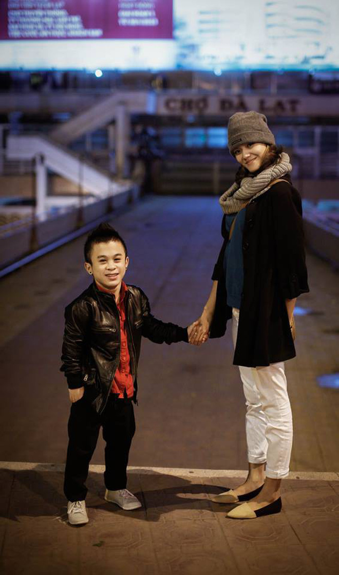 Sau 2 năm chia tay bạn gái người mẫu, chàng lùn 1m26 Trần Xuân Tiến đang hẹn hò với người mới xinh như hot girl?