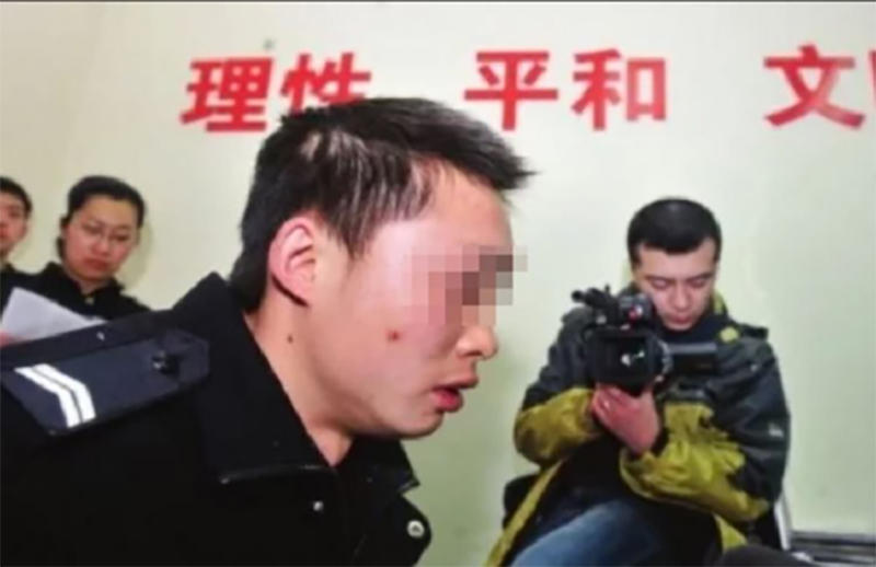 Người vợ ngất xỉu khi biết chồng giả cảnh sát suốt 12 năm