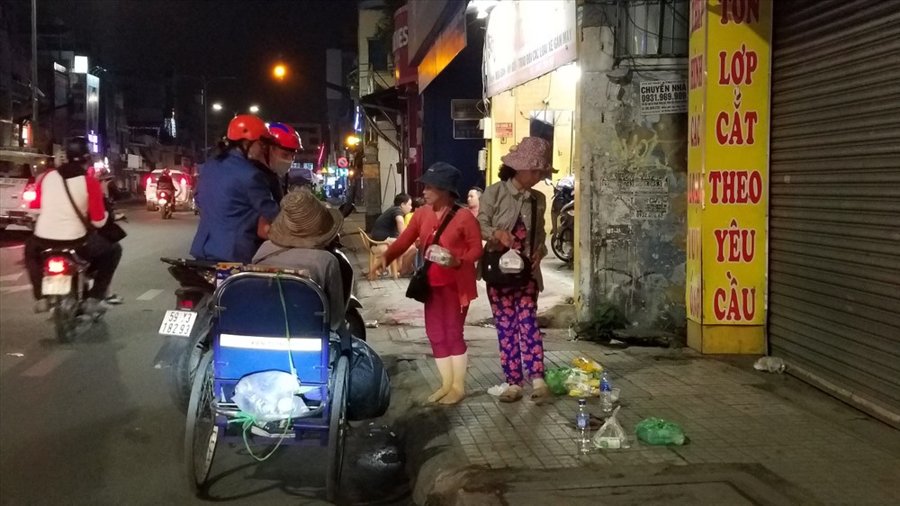 Ấm lòng đêm Giáng sinh của người vô gia cư Sài Gòn