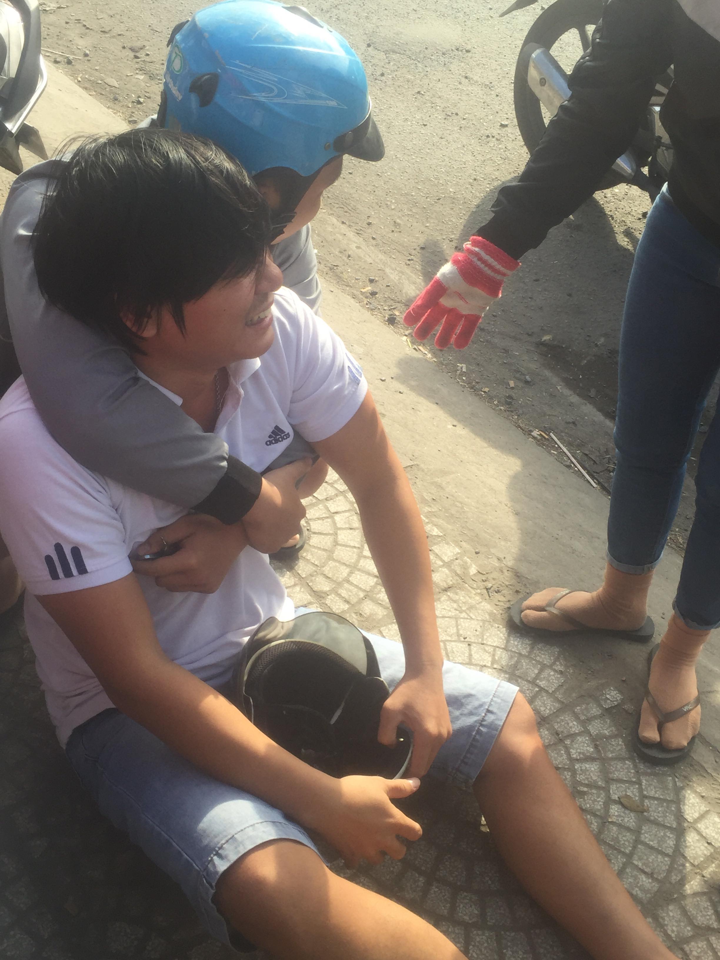 Con khóc ngất cạnh thi thể cha tử vong sau tai nạn với xe đầu kéo