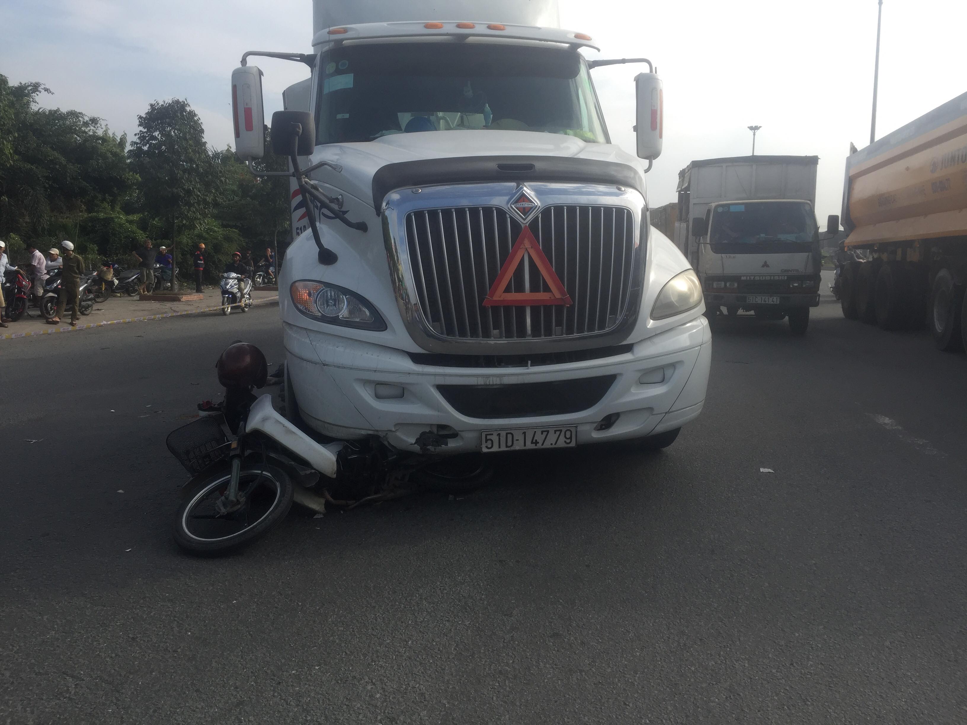 Con khóc ngất cạnh thi thể cha tử vong sau tai nạn với xe đầu kéo