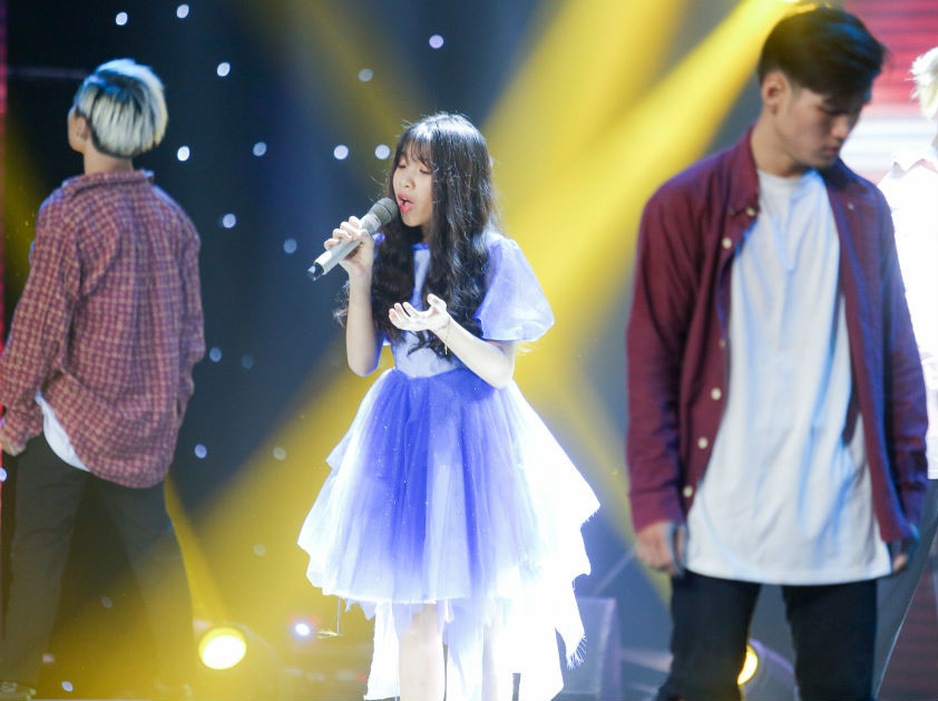 Thí sinh nhí có quá sức khi hát Ngắm hoa lệ rơi, Bùa yêu?