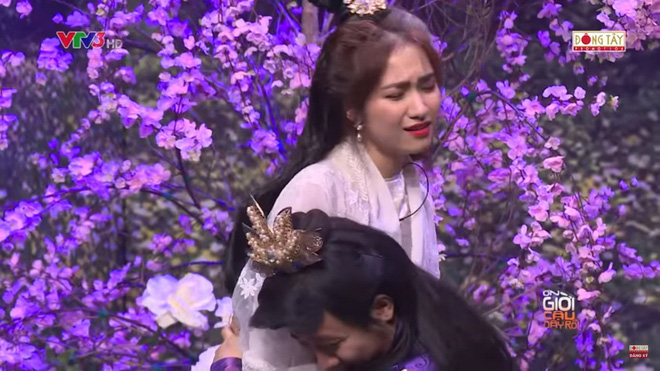 Trấn Thành ôm chặt Hòa Minzy khiến Hoài Linh khó chịu?