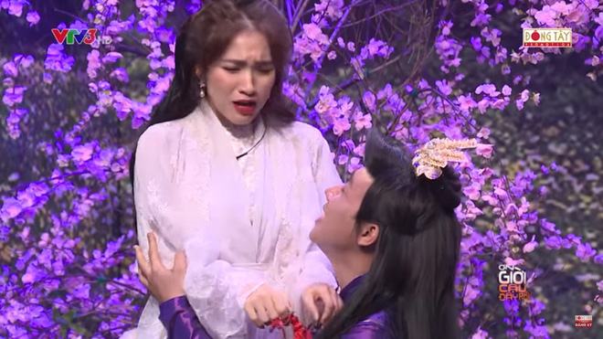 Trấn Thành ôm chặt Hòa Minzy khiến Hoài Linh khó chịu?