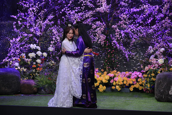 Trấn Thành ôm chặt Hòa Minzy khiến Hoài Linh khó chịu?