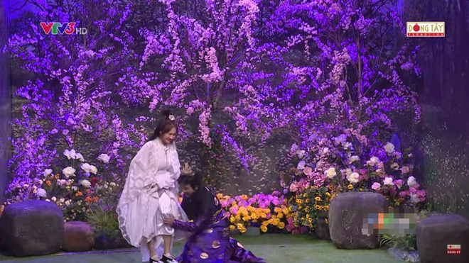 Trấn Thành ôm chặt Hòa Minzy khiến Hoài Linh khó chịu?