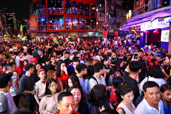 Biển người ở phố Tây Sài Gòn đêm Giáng sinh