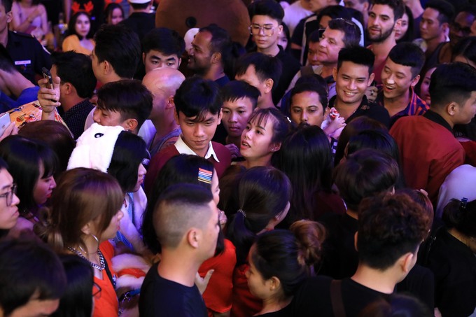 Biển người ở phố Tây Sài Gòn đêm Giáng sinh