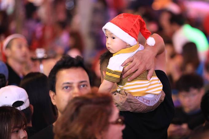 Biển người ở phố Tây Sài Gòn đêm Giáng sinh