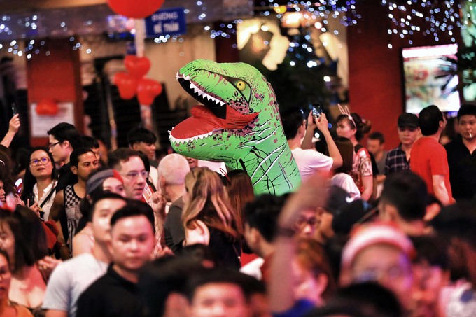 Biển người ở phố Tây Sài Gòn đêm Giáng sinh