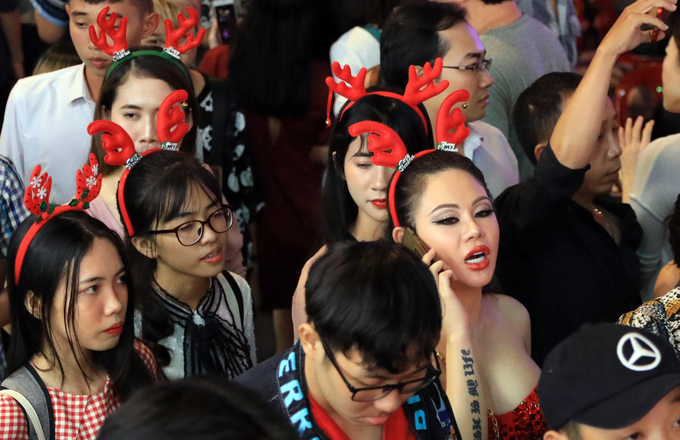 Biển người ở phố Tây Sài Gòn đêm Giáng sinh