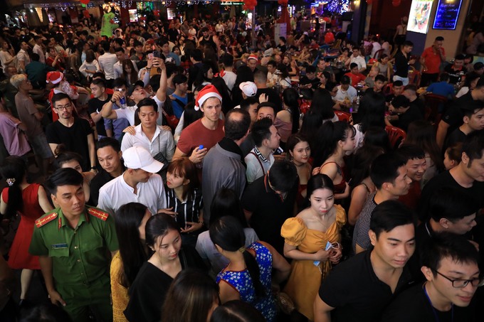 Biển người ở phố Tây Sài Gòn đêm Giáng sinh