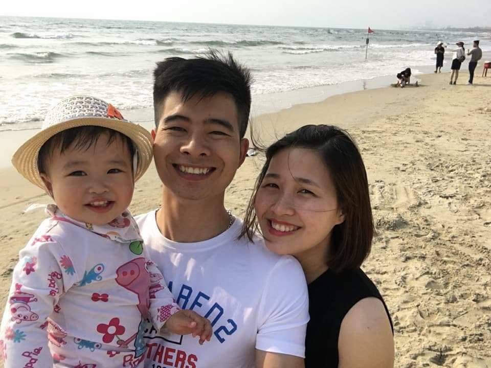 Chồng bế con 2,5 tháng sang hàng xóm ti trực để vợ đi làm tóc cùng lời nhắn khiến vợ trào nước mắt: Em đã vất vả vì gia đình mình nhiều quá!