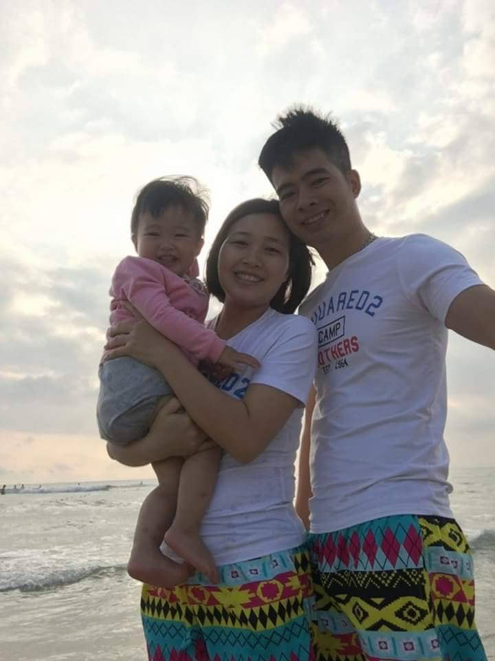 Chồng bế con 2,5 tháng sang hàng xóm ti trực để vợ đi làm tóc cùng lời nhắn khiến vợ trào nước mắt: Em đã vất vả vì gia đình mình nhiều quá!