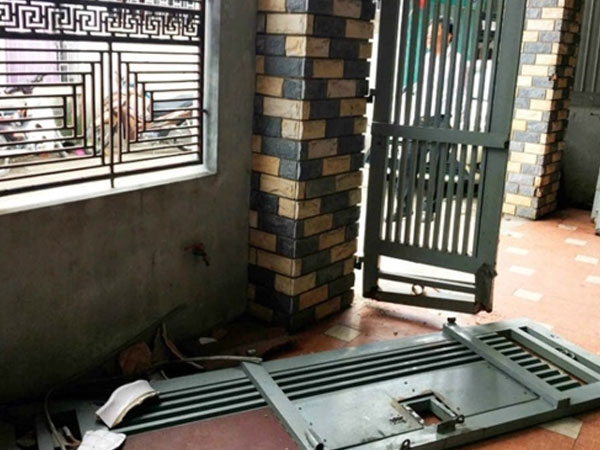 Nhóm côn đồ đi ô tô đánh bị thương chủ nhà, nghi ném mìn làm bay cổng